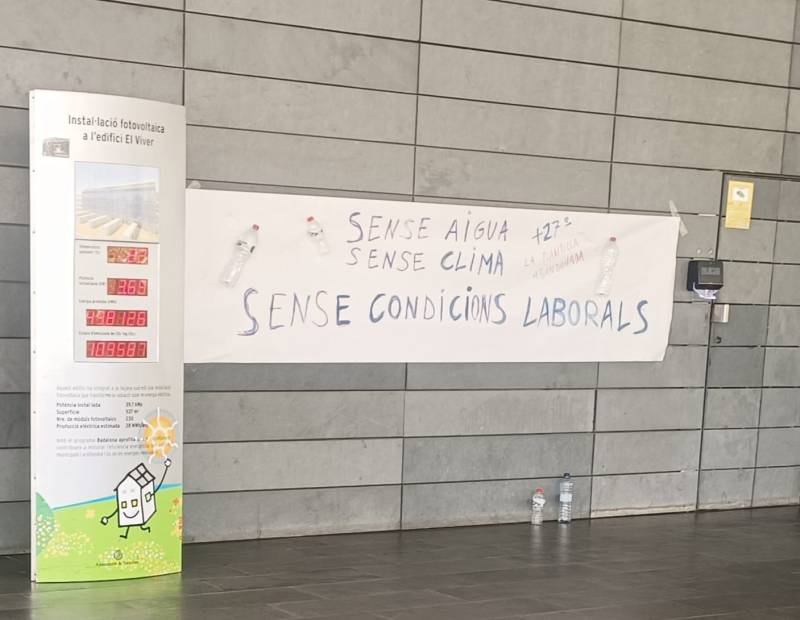 Cartell a la porta del Viver on els empleats municipals es queixen de la manca de refrigeració