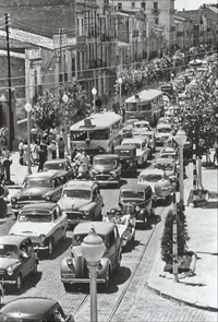Carrer Francesc Layret, juliol de 1959. La proliferació dels cotxes ja congestionava el centre de la ciutat i entorpia el transport públic (tramvia i busos) Arxiu Josep M. Cuyàs/Josep Cortines. Museu de Badalona