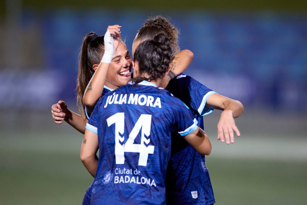 Jugadores del club femení de Badalona celebren un gol foto: DZAN