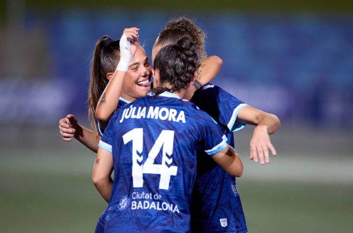 Jugadores del club femení de Badalona celebren un gol foto: DZAN
