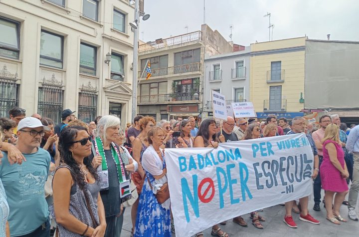 Concentració contra els pisos turístics i l'especulació a Badalona
