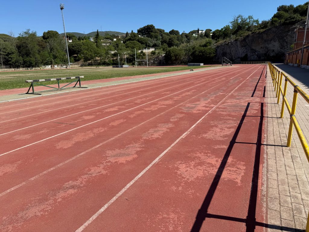 Les piestes d'atletisme estan en jun estat deplorable segons els clubs que hi entrenen foto: Ajuntament de Badalona