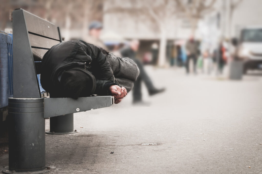 Una persona sense llar dormint al carrer Foto: Diari Sanitat