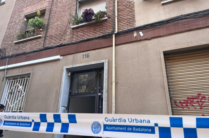 Portal d'un edifici afectat per un ensorrament al carrer Ausiàs Marc foto: Ajuntament de Badalona