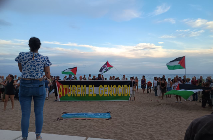 Concentració a Badalona solidària amb els afectats de les masacres a Gaza foto: Tomeu Ferrer