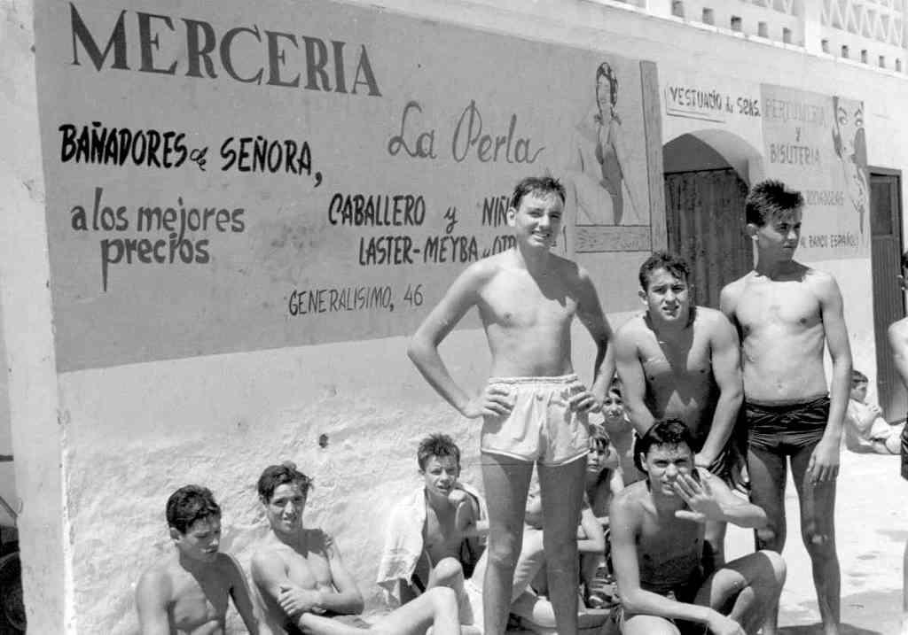 Un grup d'estiuejans gaudeix del descans a la platja foto: Arxiu