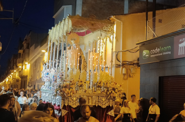 La processó passant pel carrer de Sant Pere de Badalona foto: PDF