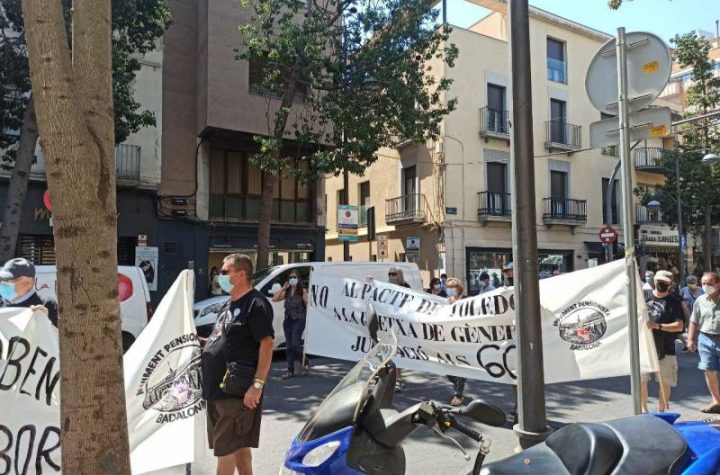 Manifestació de pensionistes a Badalona foto: Tomeu Ferrer