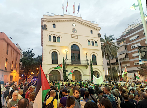 Concentració a la plaça de la Vila de Badalona protestant contra l'assalt a la flotilla solidària foto: Pablo Diaz-Flores