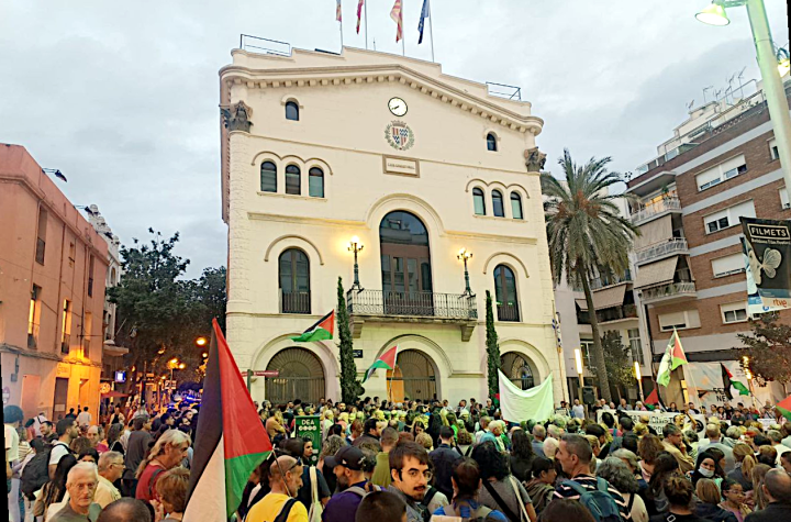 Concentració a la plaça de la Vila de Badalona protestant contra l'assalt a la flotilla solidària foto: Pablo Diaz-Flores