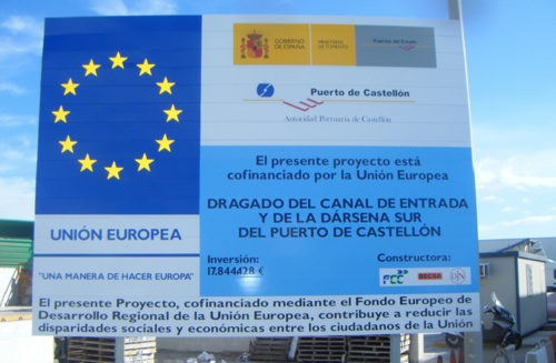 Cartell d'unes obres subvencionades amb fons FEDER