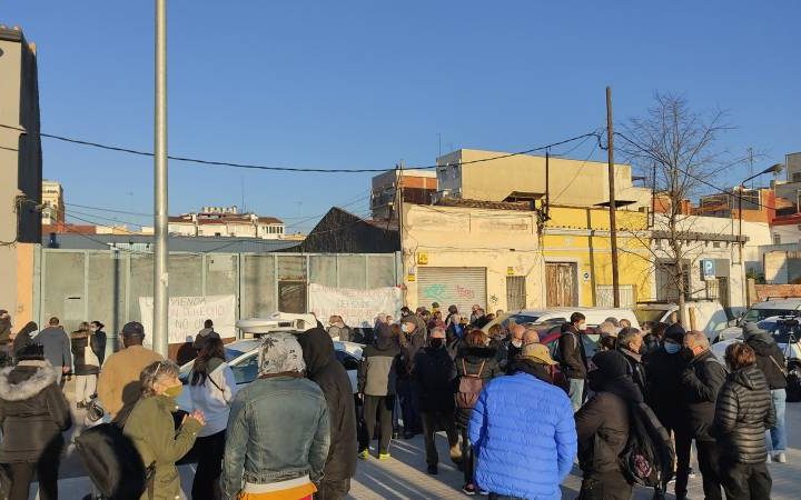 Concentració veïnal de 2024 contra el desallotjament d'una nau al barri del Gorg foto: L'Independent de Badalona