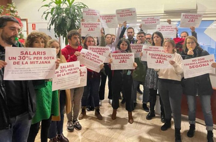 Treballadors de Badalona Comunicació reclamant equiparació salarial foto: Arxiu