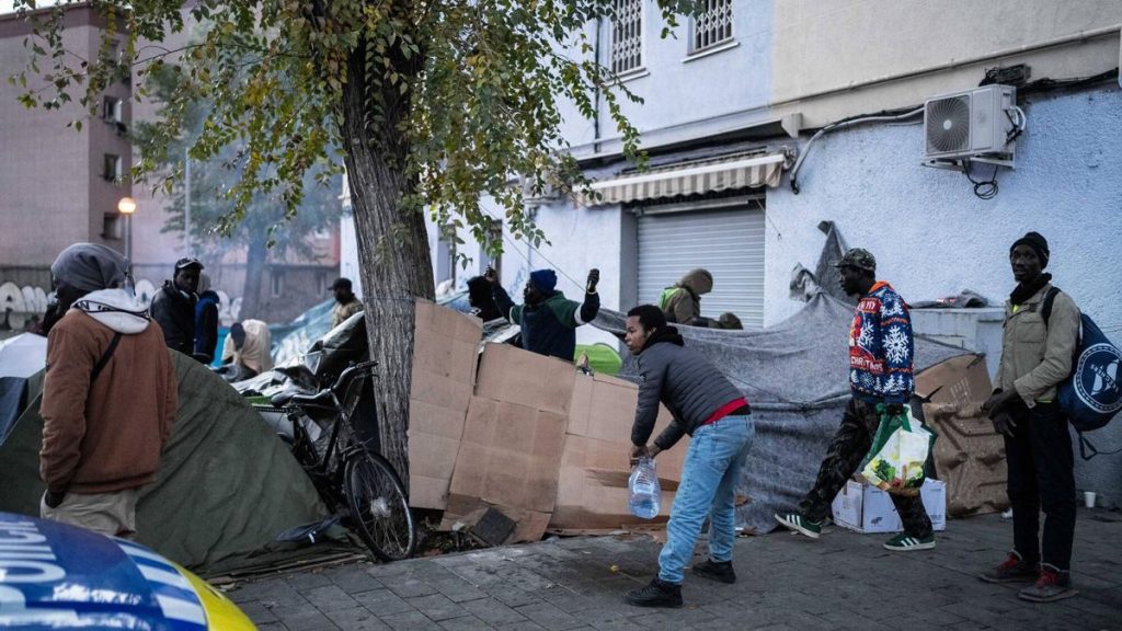 Un grup de sense sostre improvisa un campament per guarnir-se del fred. Foto: Arxiu
