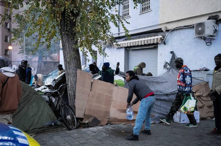 Un grup de sense sostre improvisa un campament per guarnir-se del fred. Foto: Arxiu