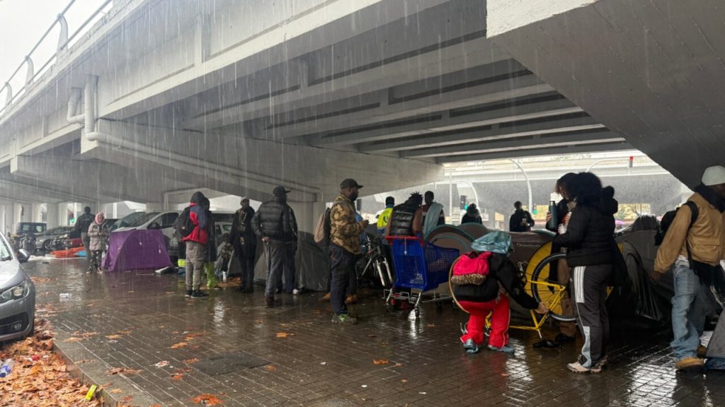 Persones desallotjades del B9 en un moment de màxima virulència de les pluges a Badalona foto: Arxiu