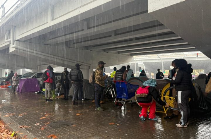 Persones desallotjades del B9 en un moment de màxima virulència de les pluges a Badalona foto: Arxiu