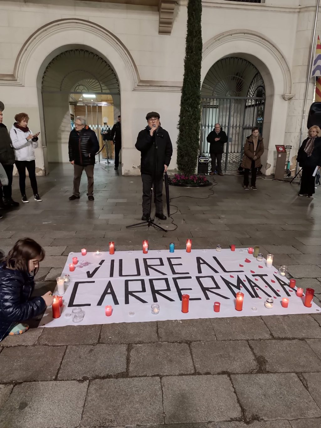 Pancarta davant la casa de la vila amb el lema: 'Viure al carrer mata'
