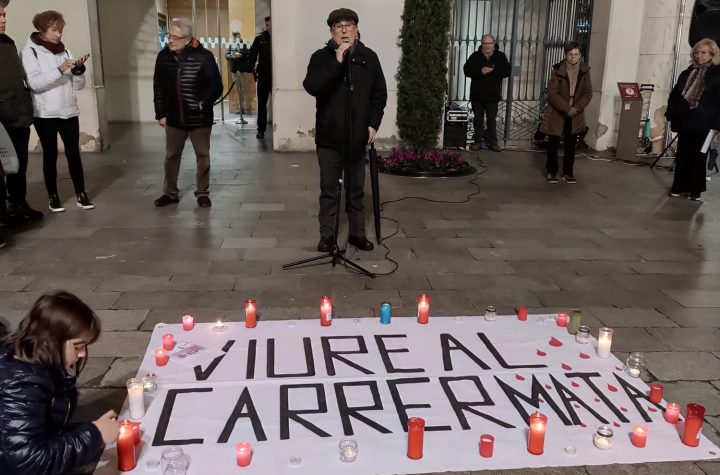 Pancarta davant la casa de la vila amb el lema: 'Viure al carrer mata'