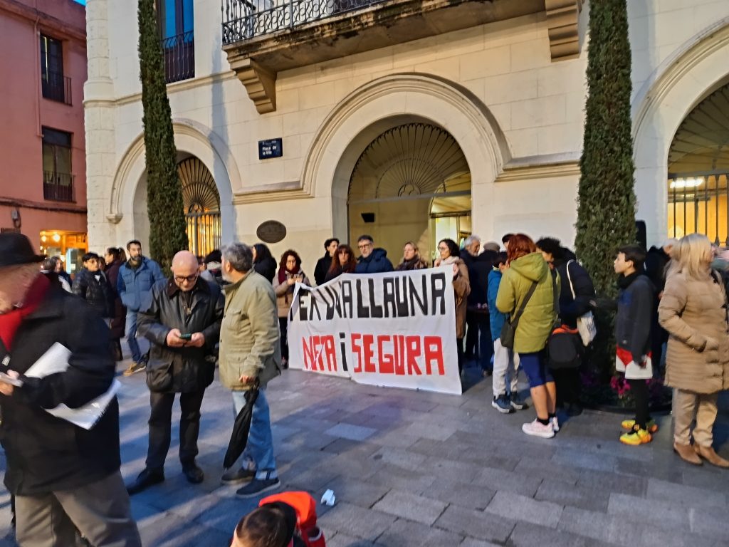 Professors i alumnes de l'Institut la Llauna reclamen atenció i inversió de l'ajuntament de Badalona foto: Tomeu Ferrer
