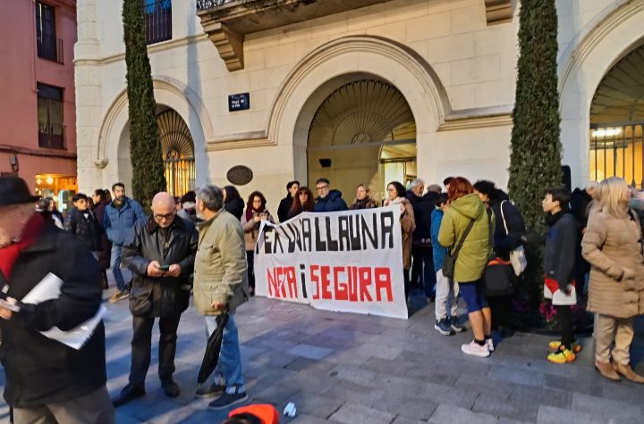 Professors i alumnes de l'Institut la Llauna reclamen atenció i inversió de l'ajuntament de Badalona foto: Tomeu Ferrer
