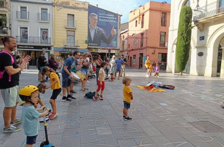 Concentració reivindicativa de la comunitat escolar del Ventós Mir a la plaça de la Vila Foto: Tomeu Ferrer