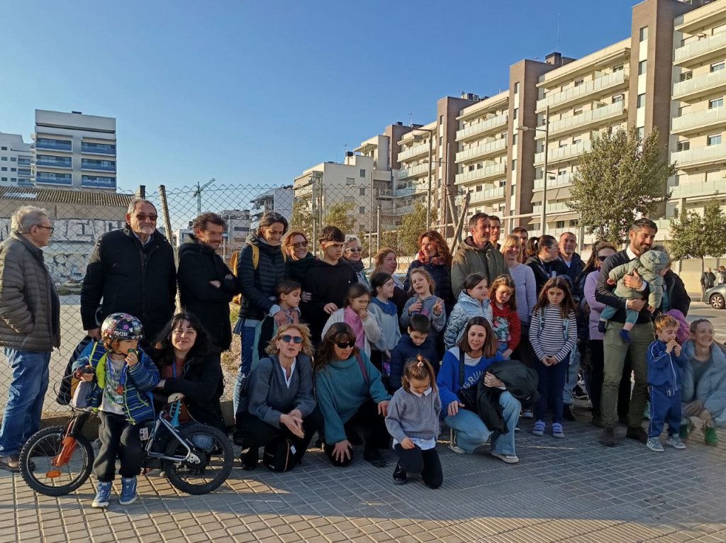 Mares i Pares de l'Escola Badalona Port davant del solar de l'escola que va dècades que els prometen i no fan foto: Tomeu Ferrer