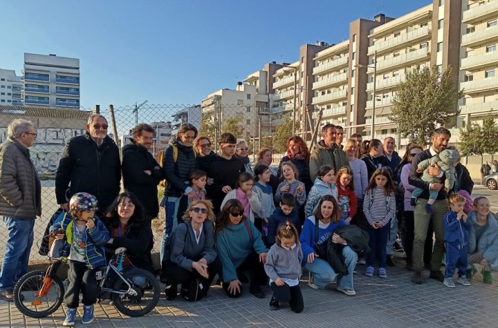 Mares i Pares de l'Escola Badalona Port davant del solar de l'escola que va dècades que els prometen i no fan foto: Tomeu Ferrer