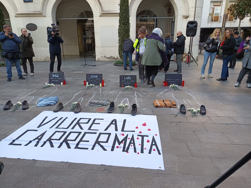Una veïna diposita flors a l'acte solidari foto: Tomeu Ferrer