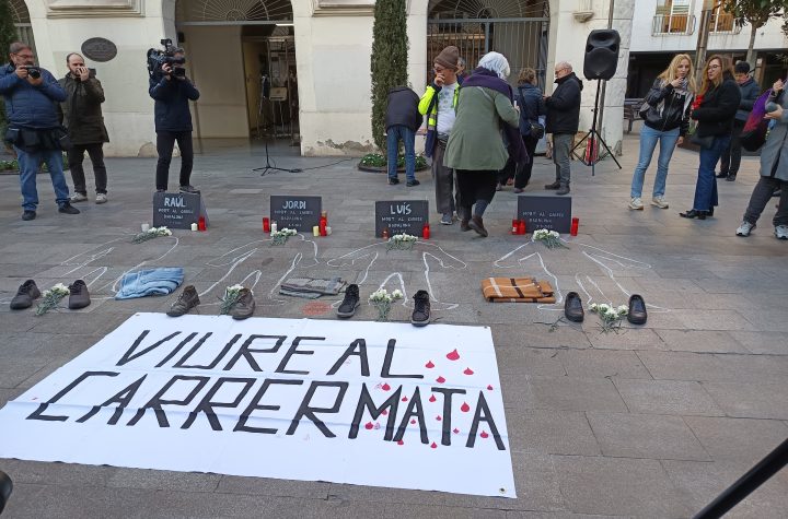 Una veïna diposita flors a l'acte solidari foto: Tomeu Ferrer