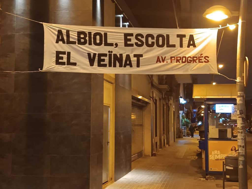 Pancarta_Progres-1024x768 L'Ajuntament de Badalona 'enganya' sobre el risc d'esfondrament al Progrés per justificar les obres sense voreres
