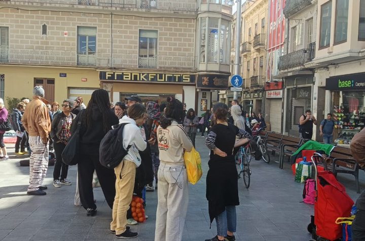 Concentració a la plaça de la Vila durant el ple sobre el sensellarisme foto: Tomeu Ferrer
