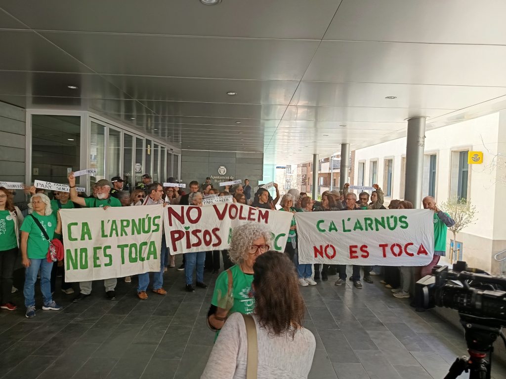 Concentració ciutadana contra la mutilació del parc de Ca l'Arnús de Badalona foto: Tomau Ferrer