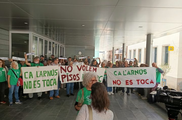 Concentració ciutadana contra la mutilació del parc de Ca l'Arnús de Badalona foto: Tomau Ferrer