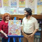 L'artista Judith Themistanjioglus amb Unai Domingo, president de l'associació de veïns de Dalt la Vila foto: Tomeu Ferrer