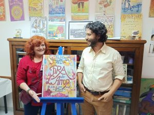 L'artista Judith Themistanjioglus amb Unai Domingo, president de l'associació de veïns de Dalt la Vila foto: Tomeu Ferrer