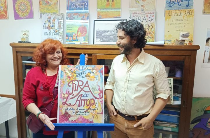 L'artista Judith Themistanjioglus amb Unai Domingo, president de l'associació de veïns de Dalt la Vila foto: Tomeu Ferrer