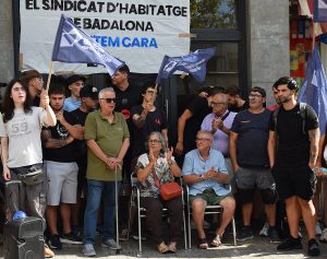 Els afectts pel desnonament i el veïnat solidari a les portes del pis que es volia expropiar foto: SHSC