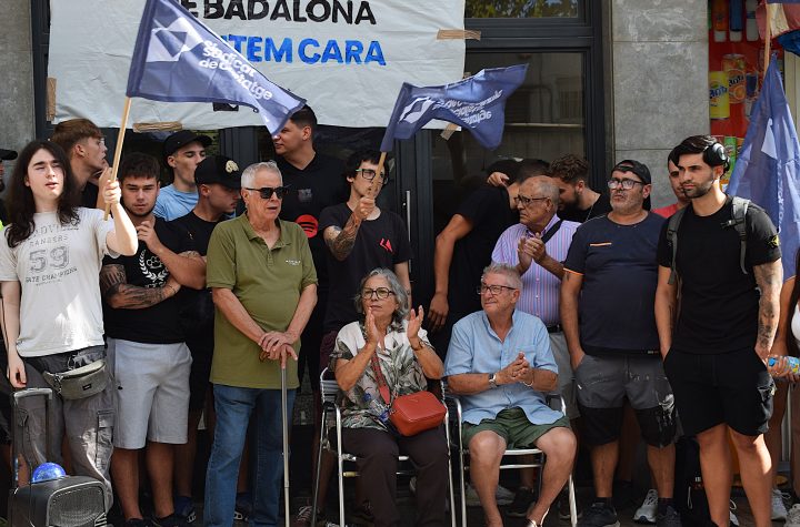 Els afectts pel desnonament i el veïnat solidari a les portes del pis que es volia expropiar foto: SHSC